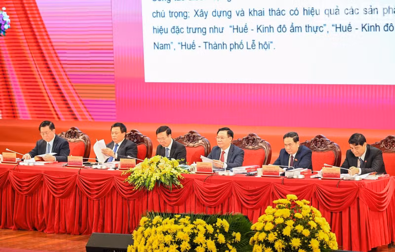 主持研讨会的各位代表。