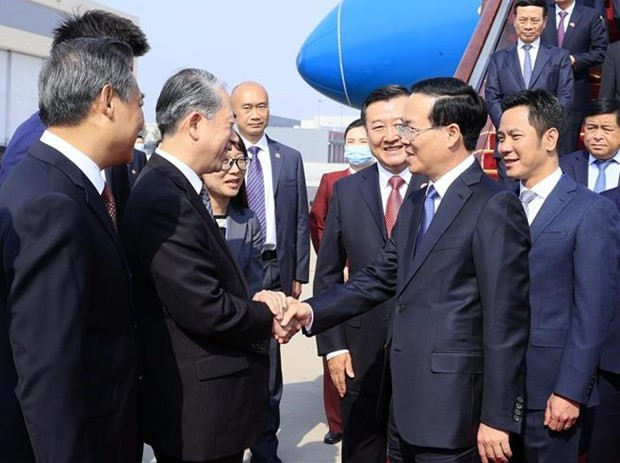 中国住房和城乡建设部部长倪虹，中国驻越大使熊波，越南驻华大使宁成功等到机场迎接越南国家主席武文赏一行。
