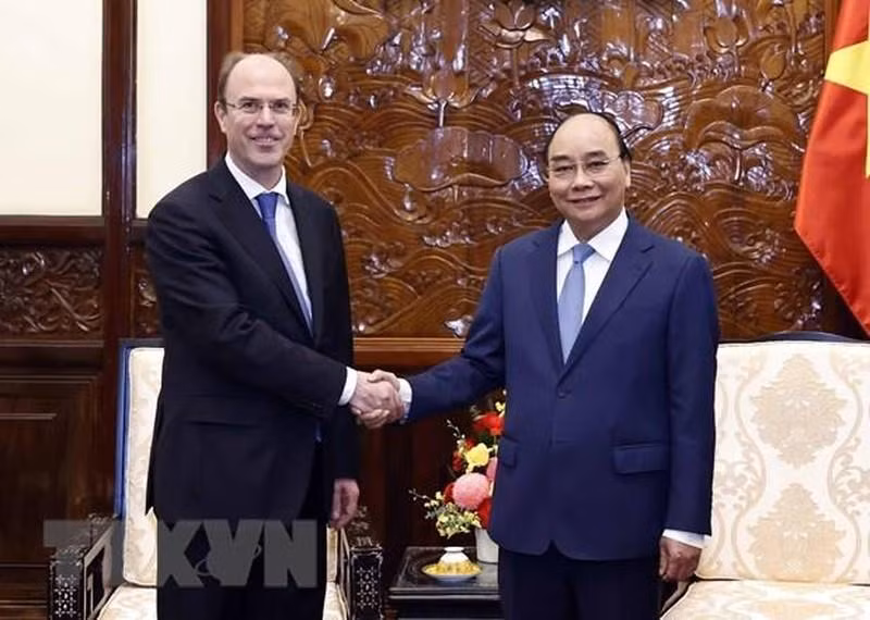 阮春福主席接受卢森堡新任驻越大使Patrick Hemmer递交国书。