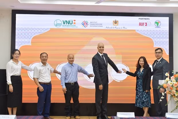 摩洛哥驻越南大使贾迈勒·乔伊比（右三）出席摩洛哥之门（河内巴为）虚拟之旅开幕式。 