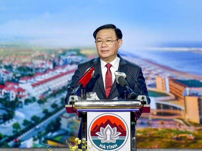 越南国会主席王廷惠在会上发表讲话。（维玲 摄）