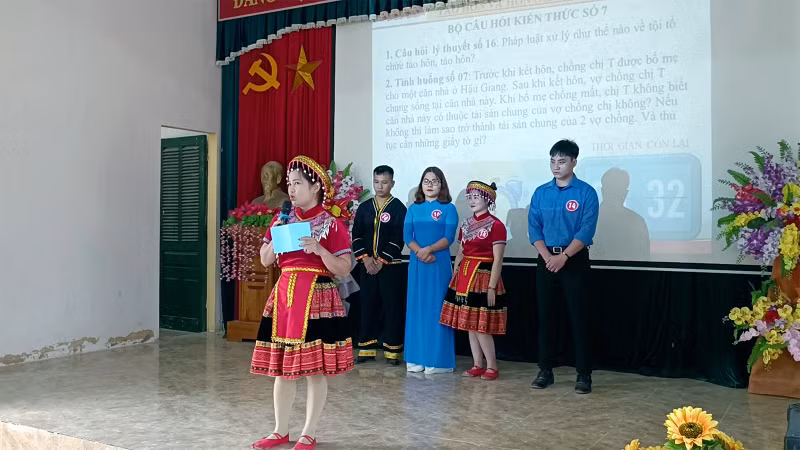 各级政府经常举办竞赛活动，以宣传有关结婚、早婚和近亲结婚的法律知识。