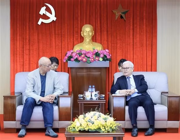 平阳省省委书记阮文利与日本三谷产业股份公司代表举行工作会议。