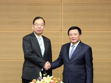 越共中央政治局委员、中央理论委员会主席、胡志明国家政治学院院长阮春胜（右）会见日本共产党委员长志位和夫(Shii Kazuo)。