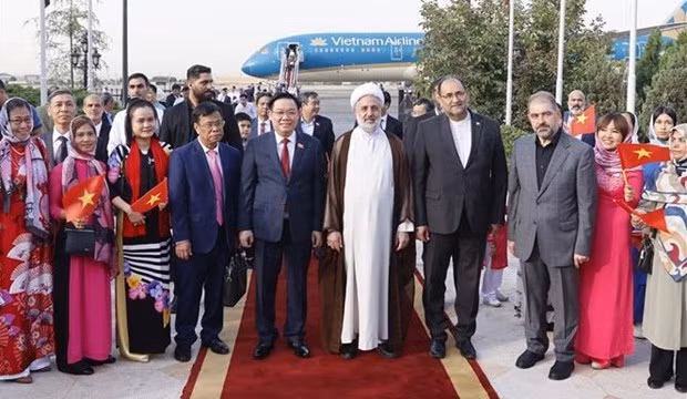 国会主席王廷惠一行抵达伊朗首都德黑兰梅赫拉巴德国际机场，开始对伊朗伊斯兰共和国进行正式访问。