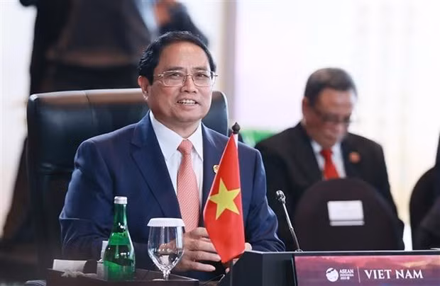 范明正总理发表讲话。