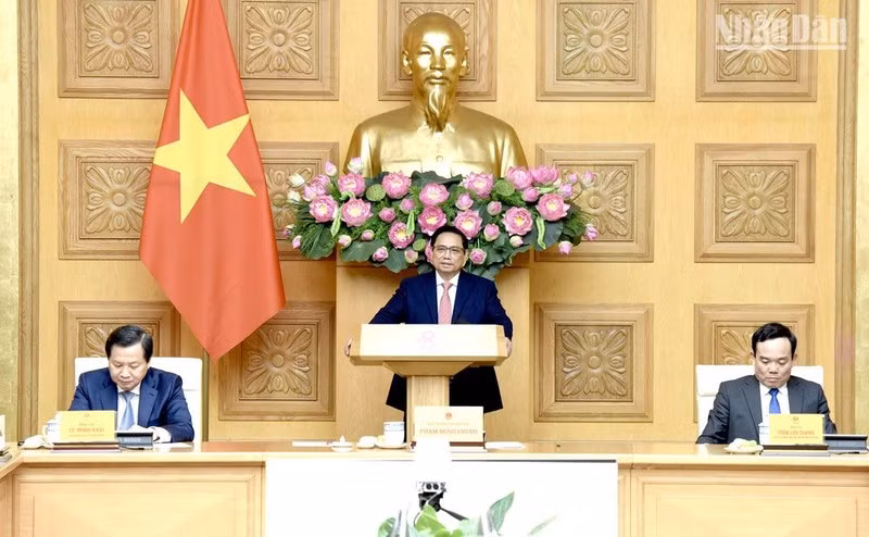 越南政府总理范明正会见越南新任驻外使节。（陈海 摄）