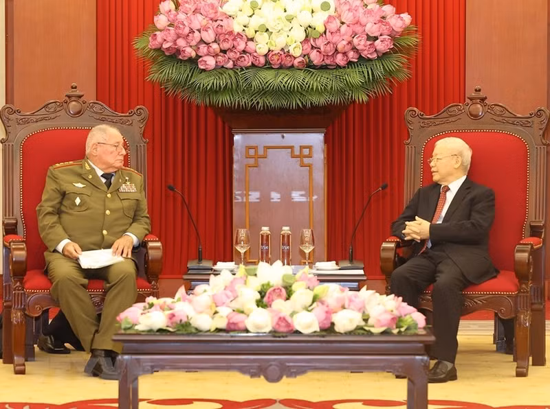 越共中央总书记阮富仲会见古巴革命武装力量部长阿尔瓦罗•洛佩斯•米耶拉。（图片来源：越通社）