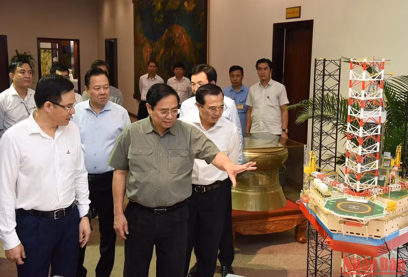 范明正总理与各位代表参观越南钻机模型。 范明正总理参观国家石油集团的产品。