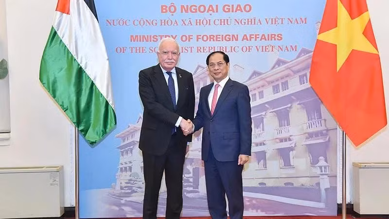 越南政府副总理兼外交部长裴青山会见巴勒斯坦总统国际关系事务顾问兼特使里亚德·马利基。