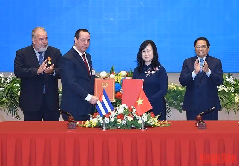 越南政府总理范明正与古巴总理曼努埃尔·马雷罗·克鲁斯出席两国卫生部的医疗合作行动计划签字仪式。