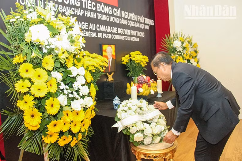 老挝驻法国大使卡因吊唁阮富仲总书记。（凯旋 摄）