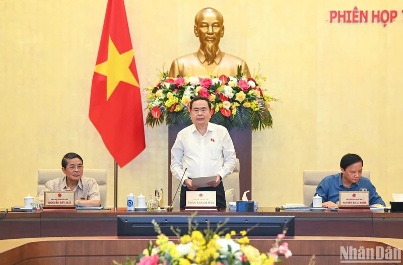 国会主席陈青敏主持会议。（维灵 摄）