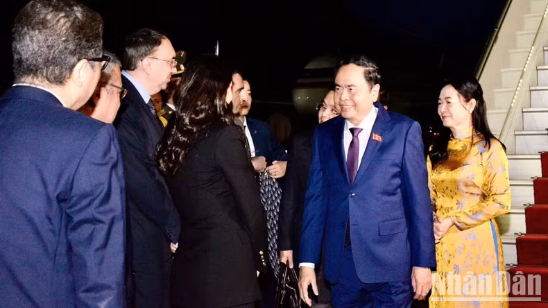 亚美尼亚议会副议长哈科布·阿尔夏基扬，亚美尼亚驻越南大使苏勒·巴格赫达萨良，越南驻俄罗斯大使兼驻亚美尼亚大使邓明魁和大使馆工作人员来到机场迎接国会主席陈青敏一行。