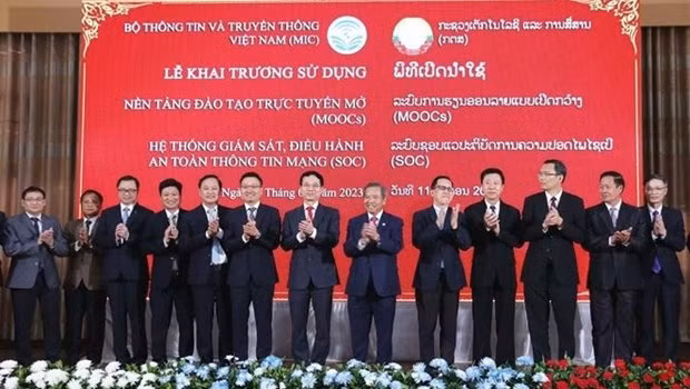 双方代表合影。
