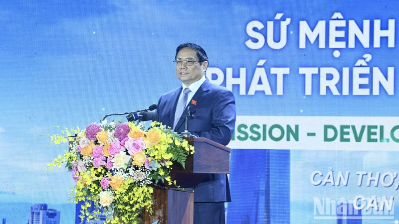 越南政府总理范明正出席芹苴市规划公布与投资促进会议。