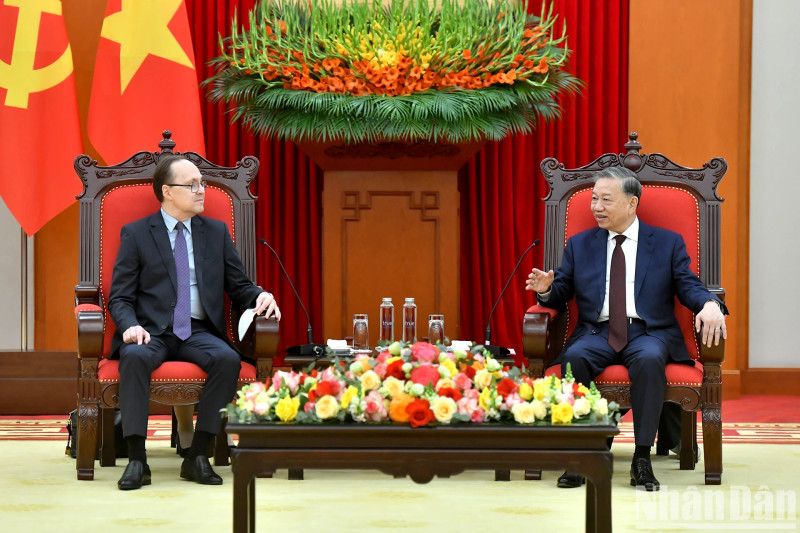 越共中央总书记苏林会见俄罗斯驻越大使贝兹德科。（登科 摄）