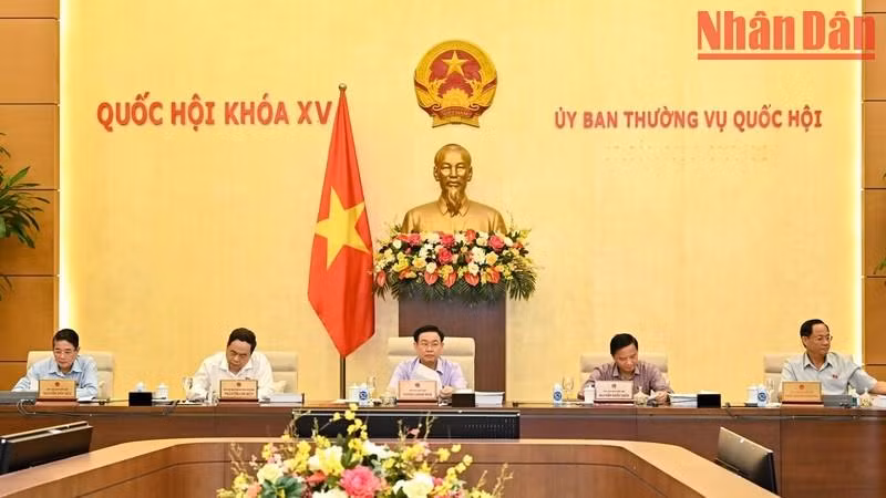 越南国会主席王廷惠和各位国会副主席出席会议。（维玲 摄）