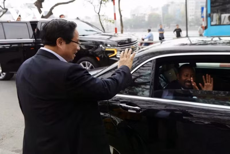 越南政府总理范明正在镇国寺为埃塞俄比亚总理阿比·艾哈迈德·阿里送行。