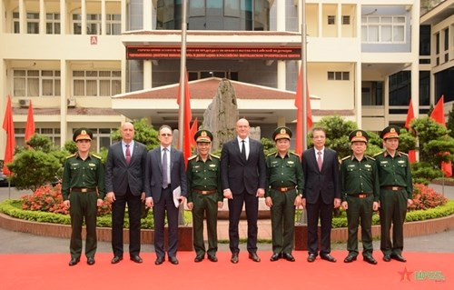 黄春战上将和各位代表与德米特里•切尔内申科副总理一行合影。
