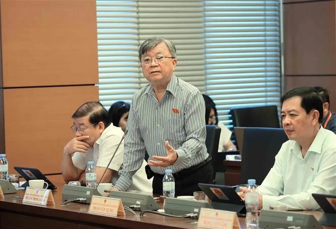 国会代表就学前儿童和学生学费减免政策展开讨论。