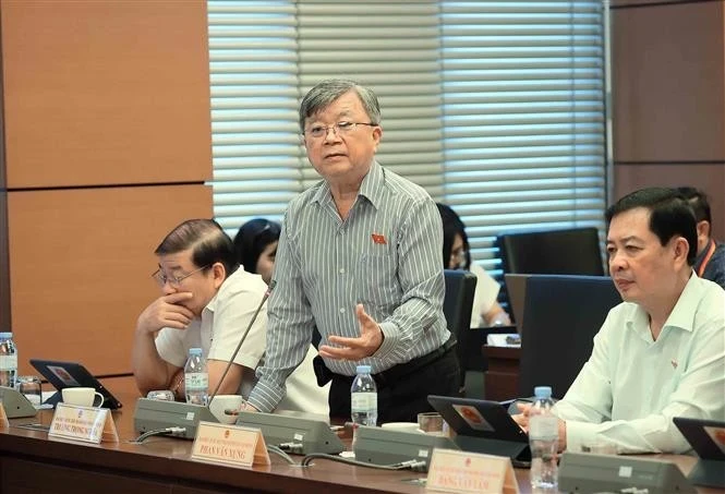 国会代表就学前儿童和学生学费减免政策展开讨论。
