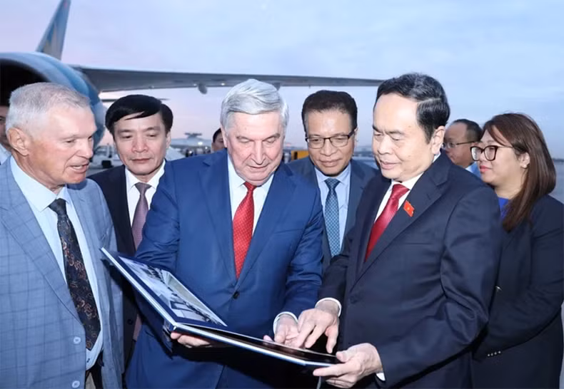 在俄罗斯伏努科沃国际机场为越南国会主席陈青敏举行送行仪式。