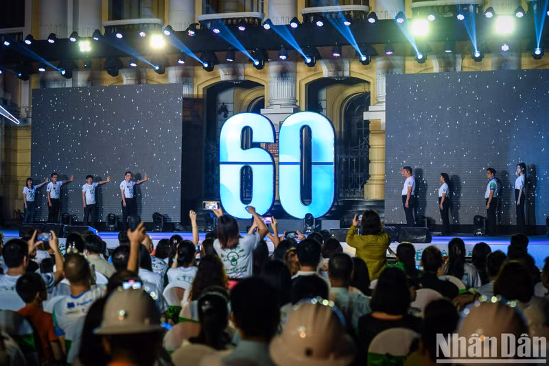 河内市民积极响应2023年“地球一小时”活动【组图】 ảnh 4 河内市民积极响应2023年“地球一小时”活动【组图】 ảnh 4