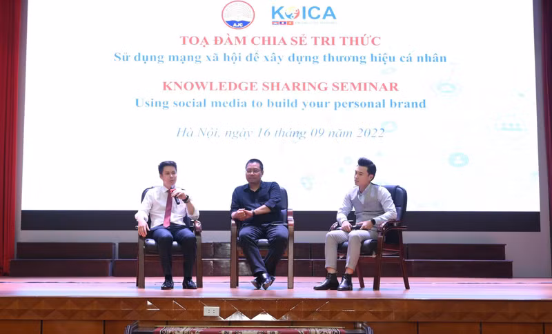 演讲者分享在社交网络上塑造个人形象的经验。