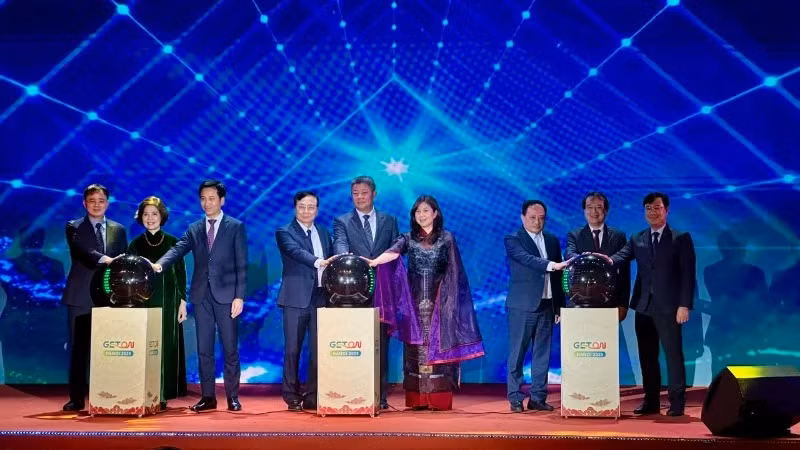 各位代表出席开幕式。