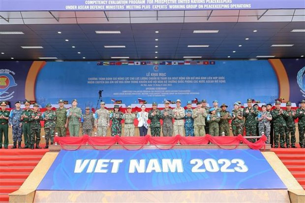 2021-2023年阶段第四周期维和专家组期末实地演习开幕式在河内举行。