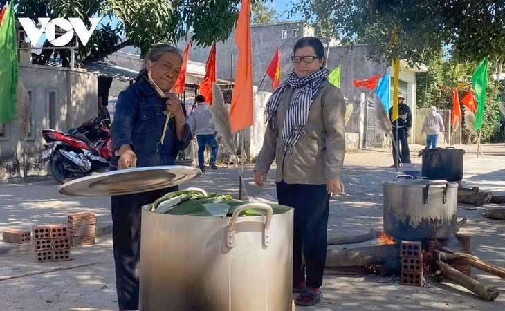 煮粽子，赠给偏远地区居民。