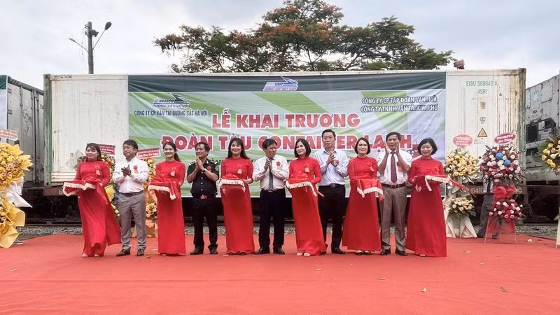 从平阳省神浪站运往中国的冷藏集装箱列车开行仪式。