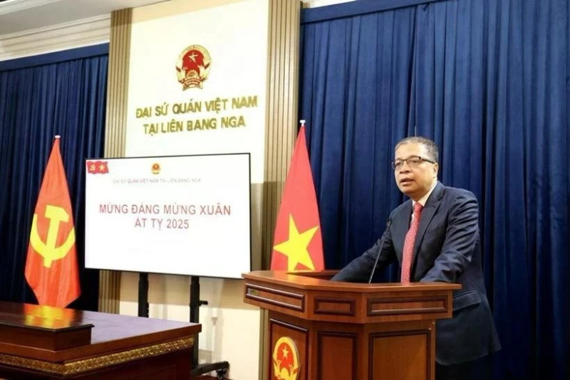 越南驻俄罗斯大使邓明魁在集会上发表讲话。