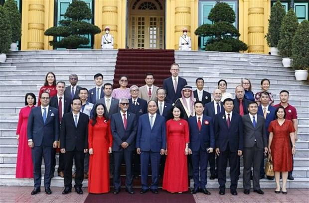 国家主席阮春福与国际代表合影。（图片来源：越通社）