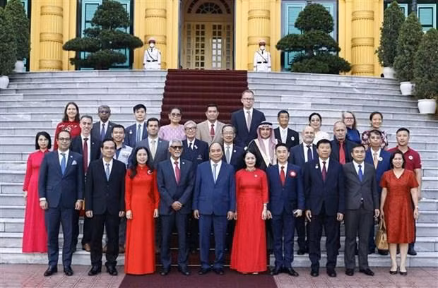 国家主席阮春福与国际代表合影。（图片来源：越通社）