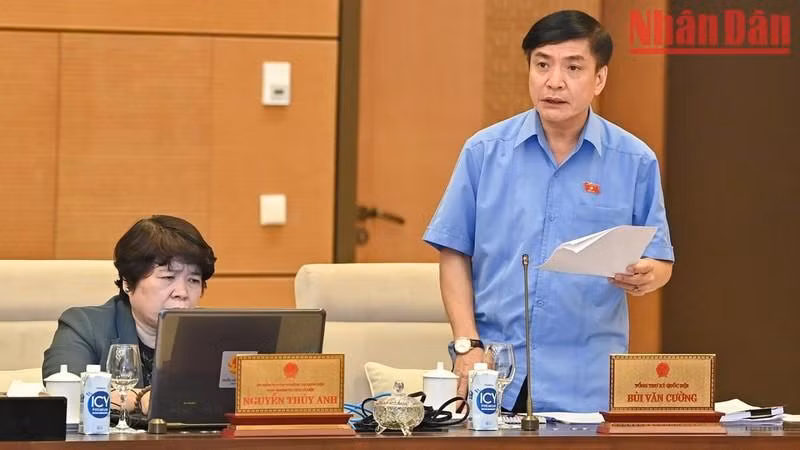 越南国会秘书长、国会办公厅主任裴文强发表讲话。