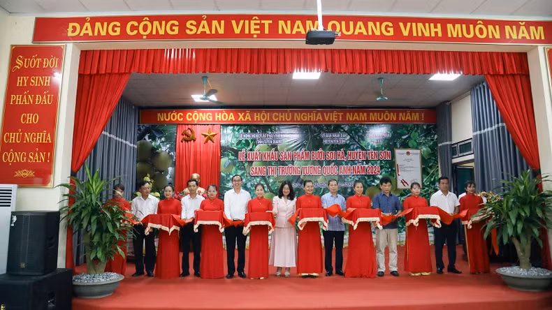 代表们为出口遂河柚子产品剪彩。