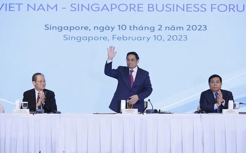 越南政府总理范明正出席越南-新加坡企业论坛并发表讲话。