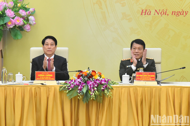 越南国家主席梁强与公安部领导班子举行工作会谈。