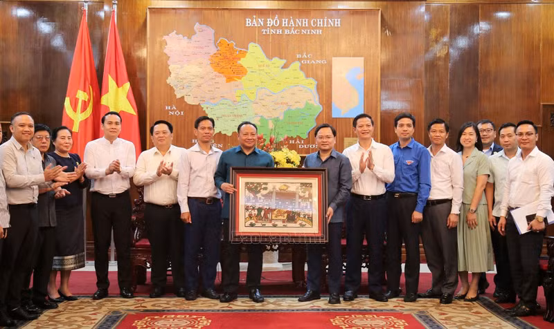 越南北宁省委书记阮英俊向老挝人民革命青年团中央书记处书记蒙赛•劳姆松赠送纪念品。（图片来源：北宁报网）