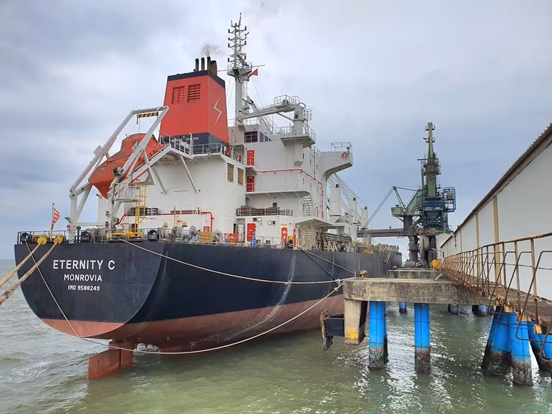 载有31500吨水泥的货船“Eternity C”号。（宜山水泥公司供图）