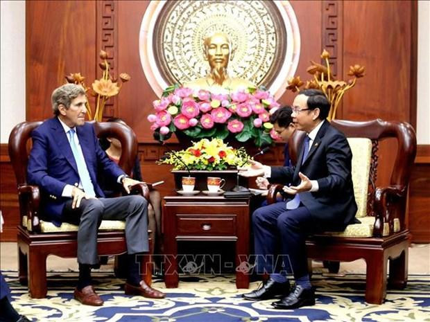 胡志明市市委书记阮文年会见美国总统气候变化问题特使约翰·克里。（图片来源：越通社）