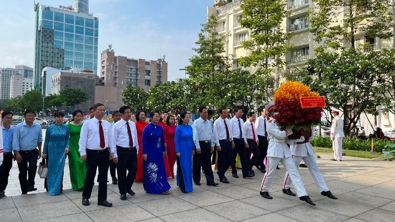 胡志明市领导上香鲜花缅怀胡志明主席。