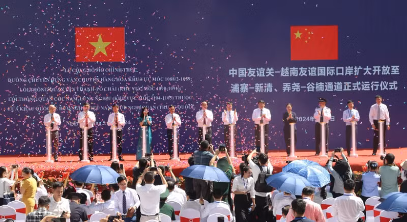 货运专用通道开通仪式。