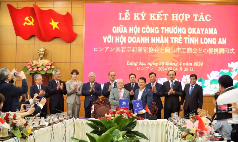 冈山市工商会与隆安省企业协会和隆安省年轻企业家协会共同签署谅解备忘录。
