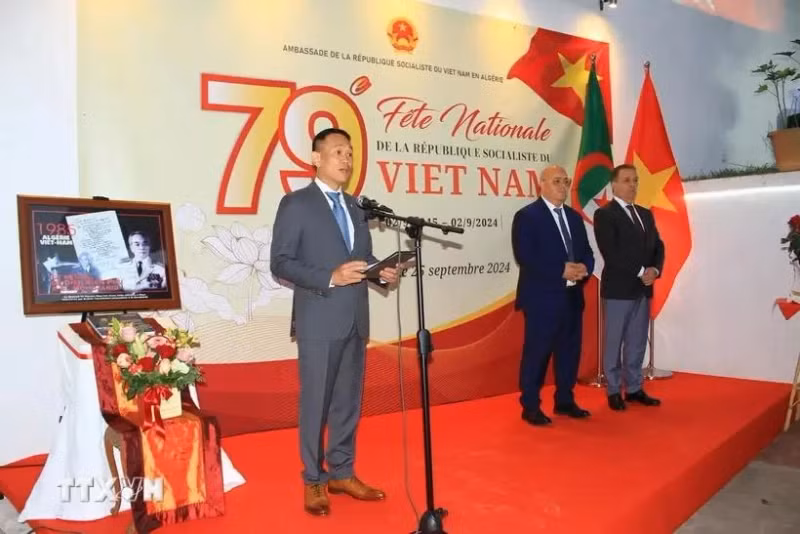 越南驻阿尔及利亚大使陈国庆发表讲话。
