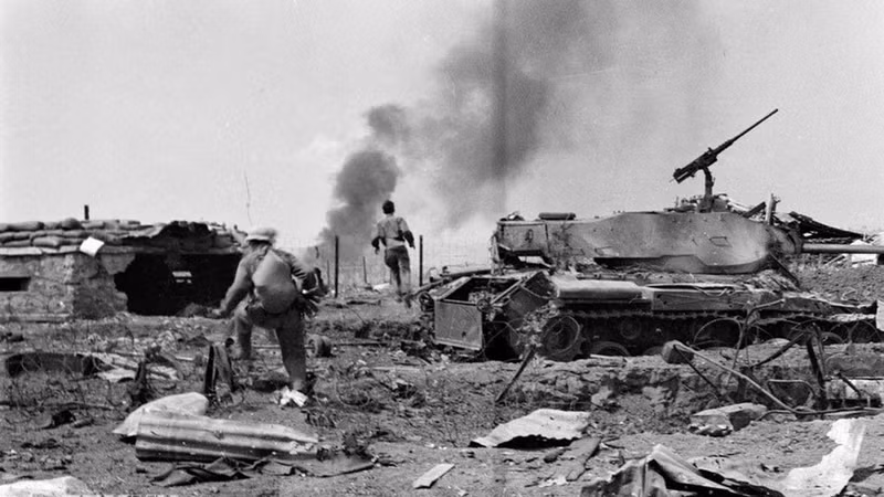 在德立的许多敌军战车落入解放军手中。（图片来源：越通社）