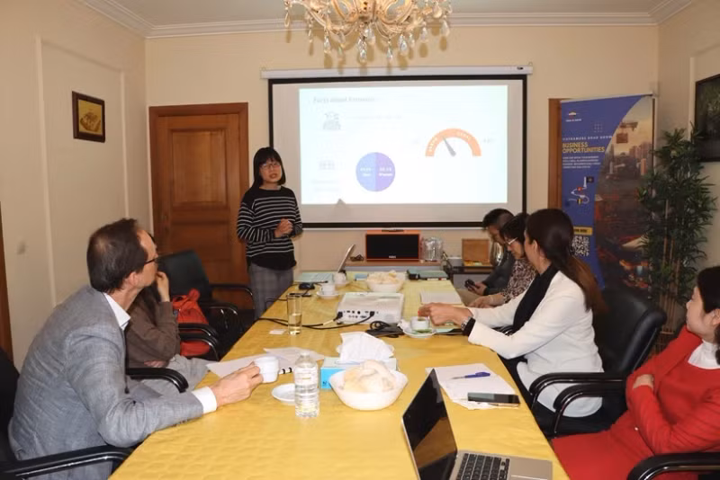 比利时越南联盟代表阮碧叶在推介会上向比利时企业提供有关越南风土人情以及在越南经商与生活方面的信息。