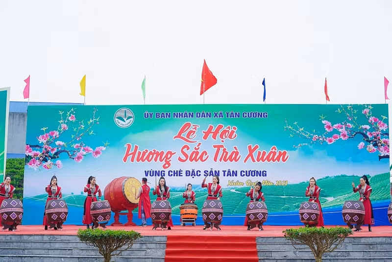 “春茶香色——新疆特产茶区”节开幕式。